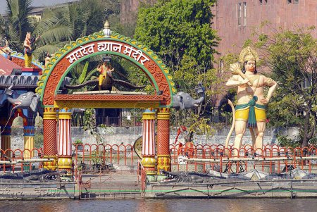Téléchargez les photos : Idole du Seigneur Hanuman ; peint en couleur Mahadeo Dhyan mandir ; temple de méditation de Shiva de seigneur construit sur l'île à l'intérieur du lac Masunda ou Talao Pali ; Thane ; Maharashtra ; Inde - en image libre de droit