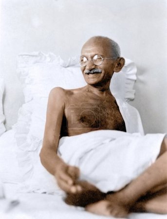 Téléchargez les photos : Mahatma Gandhi assis en souriant à Birla House, Mumbai, Inde, Asie, août 1942 - en image libre de droit