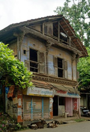 Téléchargez les photos : Vieille maison abandonnée à Alibag, Raigad, Maharashtra, Inde, Asie - en image libre de droit