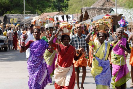 Foto de Theertha Kavadi, Agni Nakshatram es una parte más caliente de 14 días del año, en Kodumudi devotos ardientes recogen agua del río Cauvery en kavadis a Palani para abhishekam de la deidad, majestuosa procesión giri vidhi Palani, Tamil Nadu, India - Imagen libre de derechos