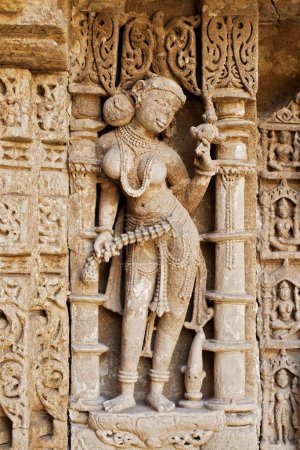 Apsara ; Rani ki vav ; step well ; stone carving ; Patan ; Gujarat ; India