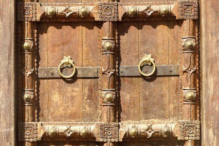 Téléchargez les photos : Vue rapprochée de la porte richement sculptée en bois fixée en brique à l'entrée de Vishrambaug Wada deuxième palais de Peshve le roi Maratha ; Pune ; Maharashtra ; Inde - en image libre de droit