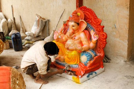 Téléchargez les photos : Peinture par pulvérisation d'homme la grande idole du seigneur Ganesh à Chitrashala ; Éléphant dirigé dieu de l'hindouisme ; Festival Ganapati à Lalbaug ; Bombay Mumbai ; Maharashtra ; Inde - en image libre de droit