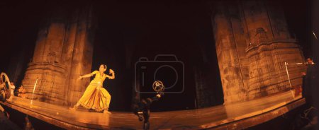 Foto de Bailarina clásica india bailando en el escenario - Imagen libre de derechos