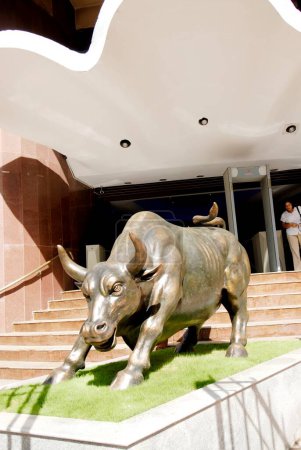 Foto de Edificio de la bolsa, estatua del toro, Fuerte, Bombay Mumbai, Maharashtra, India - Imagen libre de derechos