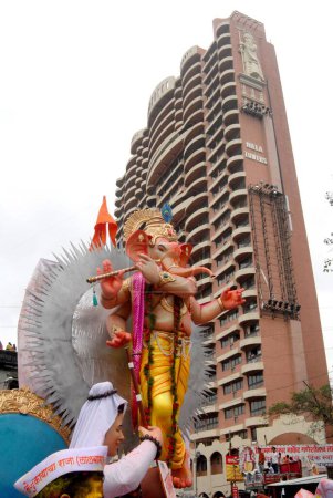 Foto de Un ídolo enorme de Ganesh está inmerso en el mar después de 10 días de festival termina en Girgaum Chowpatty, Bombay ahora Mumbai, Maharashtra, India - Imagen libre de derechos