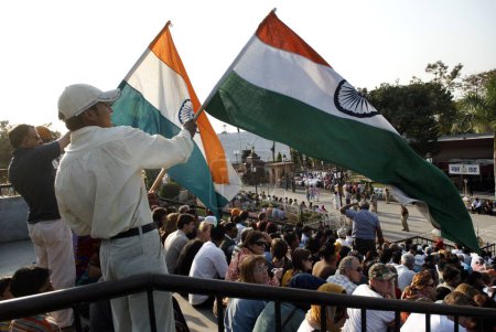 Téléchargez les photos : Audience en retraite appelée baisse du drapeau à la frontière internationale Inde-Pakistan ; frontière de Wagah ; Attari ; Punjab ; Inde - en image libre de droit