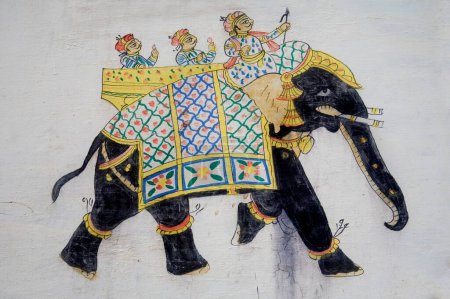 Foto de Pintura mural de tres hombres montados en elefante negro con decoración real; Aldea dilwara; Udaipur; Rajastán; India - Imagen libre de derechos