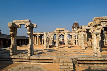 Téléchargez les photos : Salle de mariage ou Kalyana Mantapa avec des piliers monolithiques sculptés dans le temple Veerabhadra au XVIe siècle ; Lepakshi ; Andhra Pradesh ; Inde - en image libre de droit