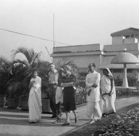 Foto de Mahatma Gandhi y otros caminando en Juhu Beach; Mumbai; Mayo 1944; India - Imagen libre de derechos