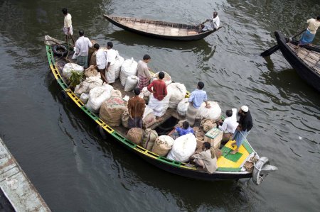Téléchargez les photos : Personnes avec bagages voyageant en bateau à Burigunga Buri Gunga River ; Sadarghat Boat terminal ; Dhaka ; Bangladesh - en image libre de droit