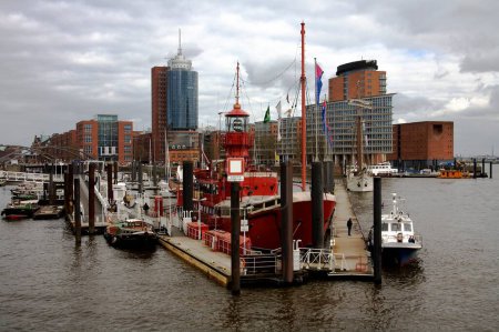 Téléchargez les photos : Bateau léger au port ; port de navigation ; Hambourg ; Allemagne ; Europe - en image libre de droit