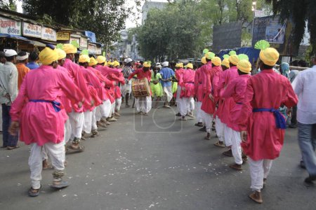 Téléchargez les photos : Adivasi de Mokhada exécutant la danse tribale pendant la procession religieuse à la cour Naka, Thane, Maharashtra, Inde - en image libre de droit