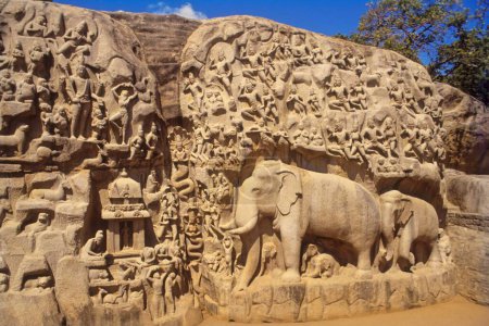 Foto de Esculturas en muro de piedra en el Templo Mahabalipuram cerca de Madras Chennai en Tamil Nadu, India - Imagen libre de derechos
