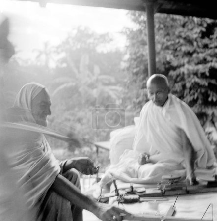 Téléchargez les photos : Mahatma Gandhi discutant avec son collègue Khan Abdul Gaffar Khan de la philosophie de la filature, Calcutta, Bengale occidental, Inde, 1946 - en image libre de droit