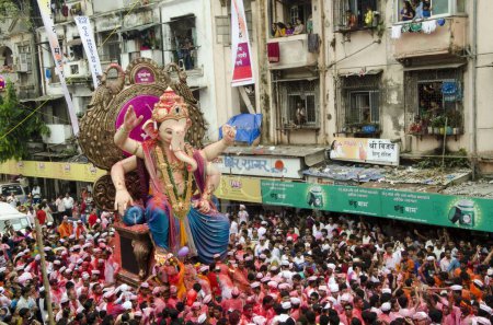 Téléchargez les photos : Procession de Ganesh avec une grande foule sur Ganpati Utsav Mumbai Inde Asie - en image libre de droit