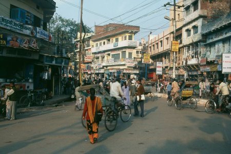Foto de Vista de la ciudad concurrida, Varanasi, Uttar Pradesh, India, Asia - Imagen libre de derechos