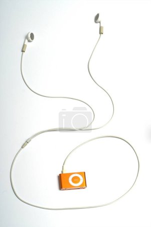Foto de Par de auriculares y reproductor de mp3 en forma de lord Ganesha - Imagen libre de derechos