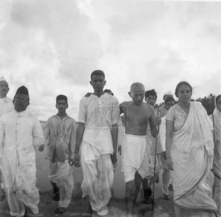 Foto de Mahatma Gandhi y otros caminando en Juhu Beach, Mumbai, mayo 1944, India - Imagen libre de derechos