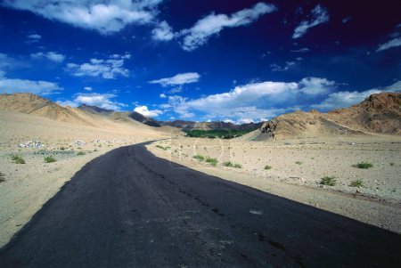 Foto de Sabu Ladakh gama y carretera, Ladakh, Jammu y Cachemira, India - Imagen libre de derechos