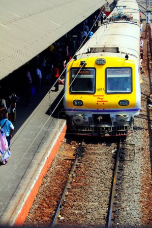 Foto de Western railway suburban local train newly introduced in yellow frontage ; Bombay Mumbai ; Maharashtra ; India - Imagen libre de derechos