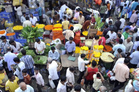 Téléchargez les photos : Les gens qui achètent pour diwali dans le marché de dadar à Bombay Maharashtra Inde - en image libre de droit