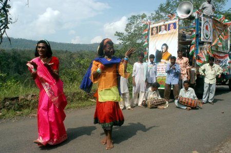 Téléchargez les photos : Eunuques dansant sur la musique jouée par le candidat du parti du Congrès en campagne lors des élections de 2004 à Lok Sabha près de Melghat dans Nagpur, Maharashtra, Inde - en image libre de droit