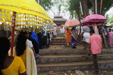 Téléchargez les photos : Procession, festival annuel Malayattur Kurussumudi Perunal du Sanctuaire Saint Thomas, Kerala, Inde - en image libre de droit