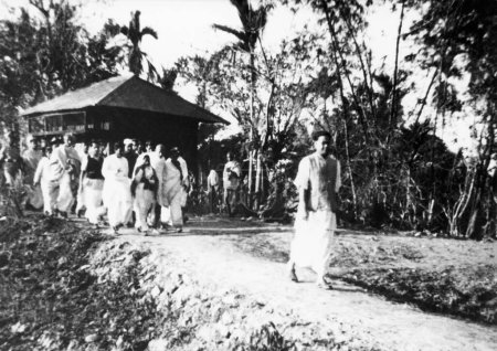 Téléchargez les photos : Mahatma Gandhi et son parti en marche à travers les zones touchées par les émeutes à Noakhali ; Bengale oriental ; Novembre 1946 ; Inde - en image libre de droit