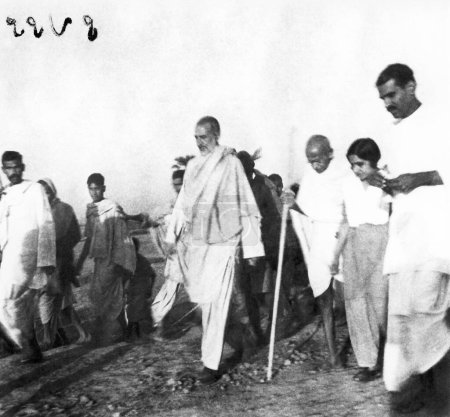 Foto de Khan Abdul Gaffar Khan; Mahatma Gandhi; Mridulabehn Sarabai y otros caminando por las zonas afectadas por los disturbios de Bihar; 1947; India - Imagen libre de derechos