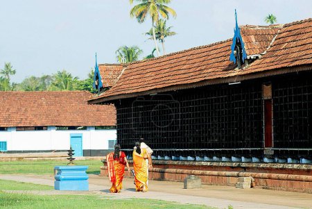 Foto de Templo de Koothambalam; sala de teatro que escenifica formas de arte dramático de Koothu y Koodiyattam; dedicado al hermano de lord Bharat Ramas; Thrissur Trichur; Kerala; India - Imagen libre de derechos