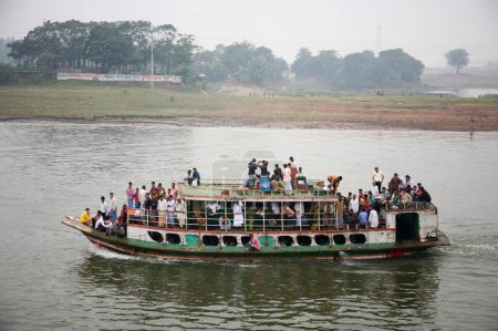 Téléchargez les photos : Bateau de croisière à Burigunga Buri Gunga River ; Sadarghat Boat terminal ; Dacca ; Bangladesh - en image libre de droit