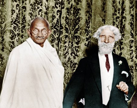 Foto de Mahatma Gandhi y el Dr. Josiah Oldfield en la cena de la Sociedad Fruitaria, Inglaterra, el 23 de octubre de 1931 - Imagen libre de derechos