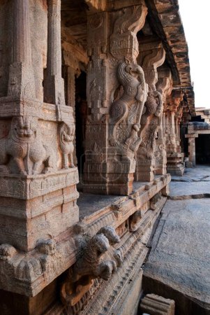 Téléchargez les photos : Temple Veerabhadra à Lepakshi ; Andhra Pradesh ; Inde - en image libre de droit