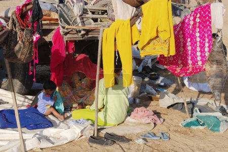 Téléchargez les photos : Accueil sous chariot à chameaux ; Foire de Pushkar ; Rajasthan ; Inde - en image libre de droit
