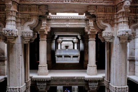 Téléchargez les photos : Gravure complexe sur pierre à Wav baoli bien construite Reine Rudabai 1498 à Adalaj 19 km Ahmedabad ; Gujarat ; Inde - en image libre de droit