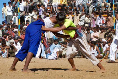 Téléchargez les photos : Les gens regardent Bakh MAl Akhada lutter Shivratri Fair, Kutch, Gujarat, Inde - en image libre de droit