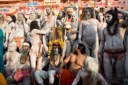 Téléchargez les photos : Naga sadhu près de la rivière Kshipra, ujjain, madhya pradesh, Inde, Asie - en image libre de droit
