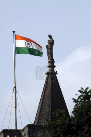 Téléchargez les photos : Drapeau indien sur le toit de la haute cour avec la déesse de la justice dame de jugement égal ; Bombay Mumbai ; Maharashtra ; Inde - en image libre de droit