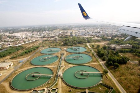 Foto de Una vista aérea de la planta de tratamiento de agua en Gujarat desde el tablero de aviones a reacción; India - Imagen libre de derechos