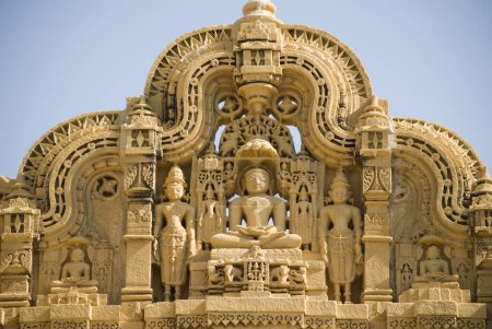 Téléchargez les photos : Arc orné, toran à l'entrée principale du temple Lodurva Jain à Jaisalmer, Rajasthan, Inde - en image libre de droit