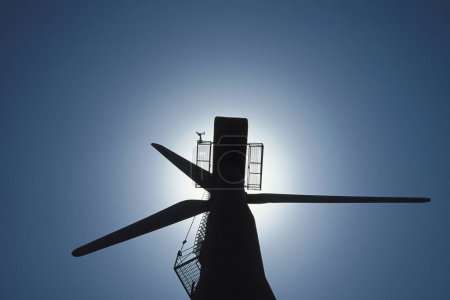 Foto de Generación de energía de la granja de molinos de viento en silueta - Imagen libre de derechos