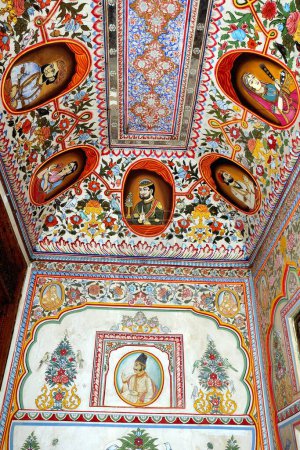 Foto de Pinturas de persona real y deidad en el techo de haveli, Fatehpur, Shekhawati, Rajastán, India - Imagen libre de derechos