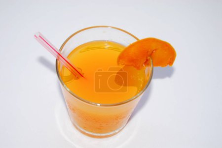 Téléchargez les photos : Jus d'orange sur fond blanc - en image libre de droit