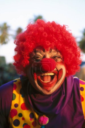 Téléchargez les photos : Clown performant sur fond flou - en image libre de droit