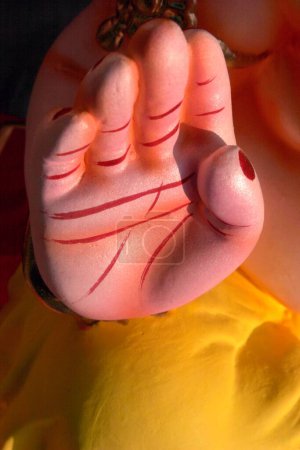 Téléchargez les photos : La paume de la main droite de l'idole du seigneur Ganesh ; Pune ; Maharashtra ; Inde - en image libre de droit