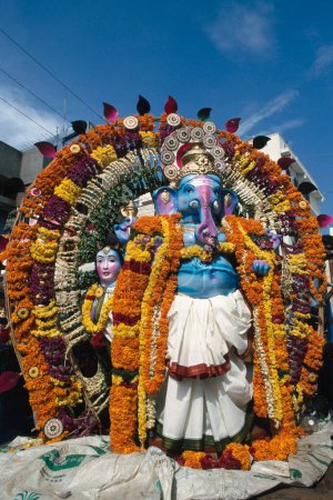 Téléchargez les photos : Ganesh ganpati Festival, Immersion d'éléphant dirigé Dieu - en image libre de droit
