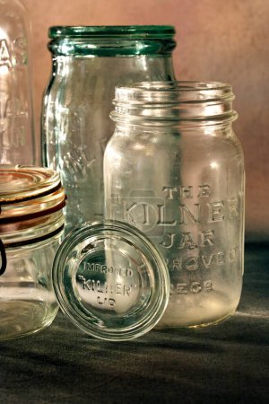 Téléchargez les photos : Art classique verre travaille bouteille avec fond abstrait - en image libre de droit