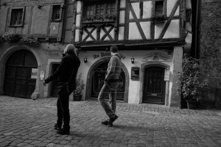 Foto de Turistas, Au Petit Delice, Cobbled Street, Riquewihr, Alsacia, Francia, Europa - Imagen libre de derechos