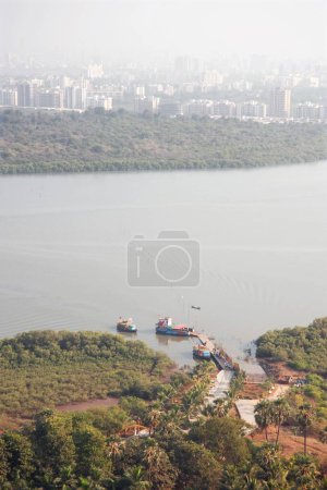 Téléchargez les photos : Ruisseau Gorai et mangroves ; Borivali ; Bombay Mumbai ; Maharashtra ; Inde - en image libre de droit